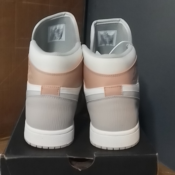 Women Size 9 Air Jordan 1 - Picture 3 of 5